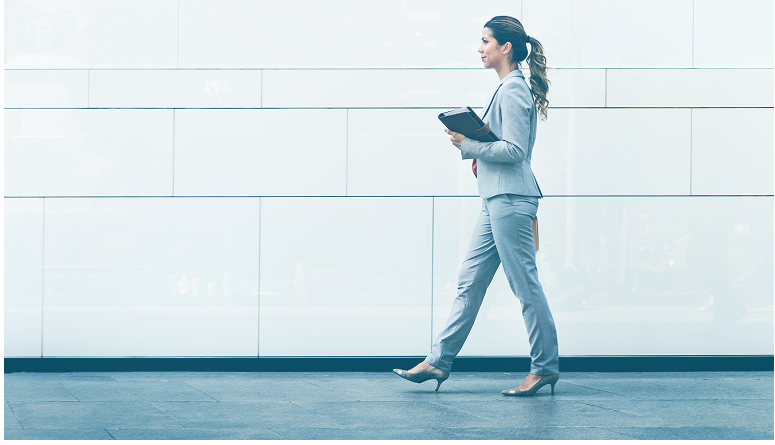 MUJER DE CAMINO AL TRABAJO